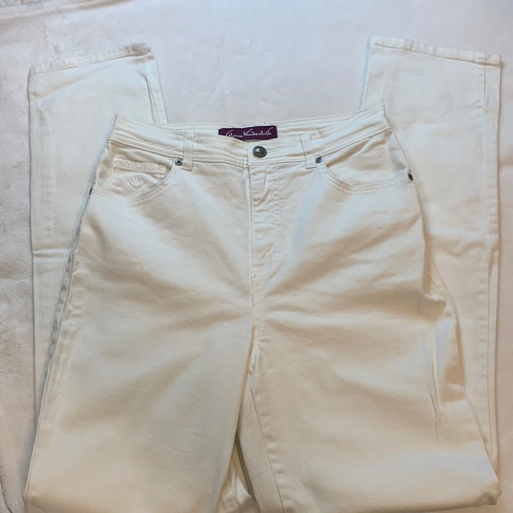 Gloria Vanderbilt White Straight Leg Jeans in Size 6 Long. NWOT.